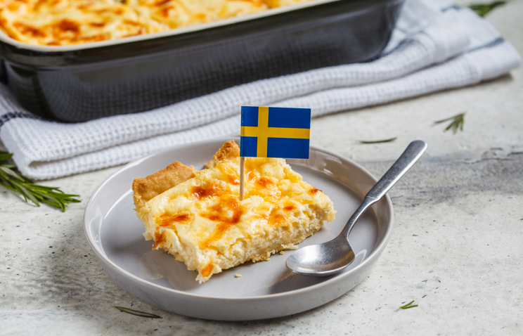 Västerbottensost pie with a small Swedish flag